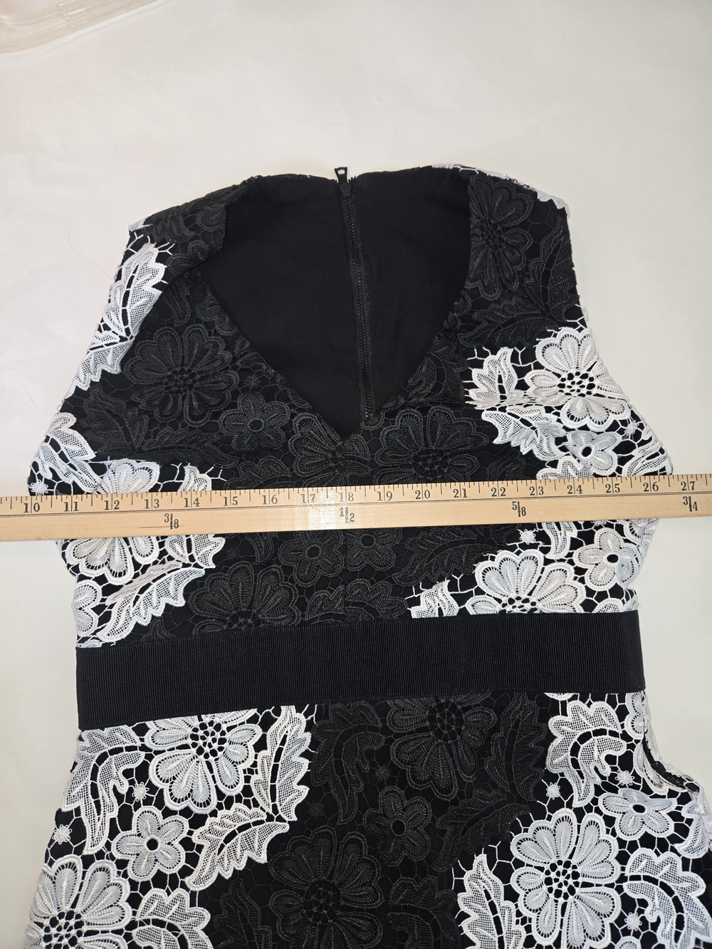 Alice + Olivia Black and White Floral Lace V-Neck Mini Dress Womens Size 6. - Picture 12 of 16